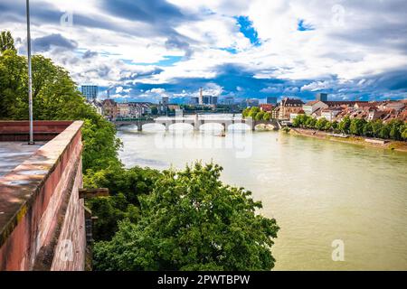 Basilea vista dalla città alta al fiume Reno e ponte, Svizzera Foto Stock