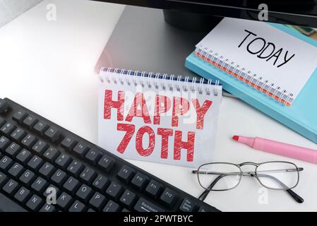 Scrittura visualizzando testo Happy 70th, Word scritto in una gioiosa occasione per un evento speciale a segnare il 70th° anno Foto Stock