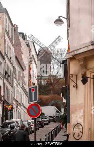 Parigi, Francia - 19 gennaio 2022: Vista sulla strada da Montmartre, uno dei quartieri più vivaci e popolari di Parigi, la capitale francese. Foto Stock