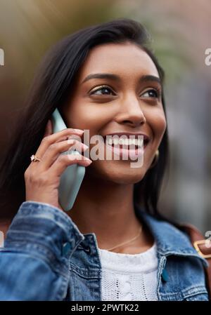 La sua così buona udienza da voi di nuovo. una bella giovane donna che parla sul suo cellulare mentre fuori in città Foto Stock