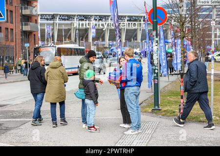 Oslo, Norvegia, 1 maggio 2023. I tifosi che si cimentano in sciarpe fuori dall'Intility Arena prima della partita tra Vålerenga e Lillestrøm all'Intility Stadium. Crediti: Frode Arnesen/Alamy Live News Foto Stock