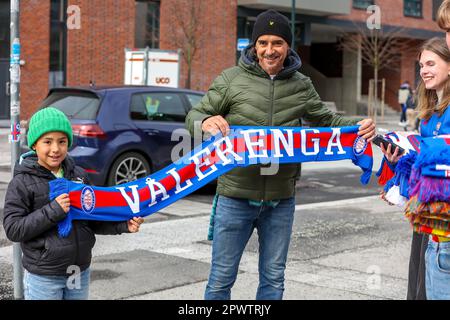 Oslo, Norvegia, 1st maggio 2023. Un giovane sostenitore con la sua nuova sciarpa prima della partita tra Vålerenga e Lillestrøm. Credit: Frode Arnesen/Alamy Live News Foto Stock