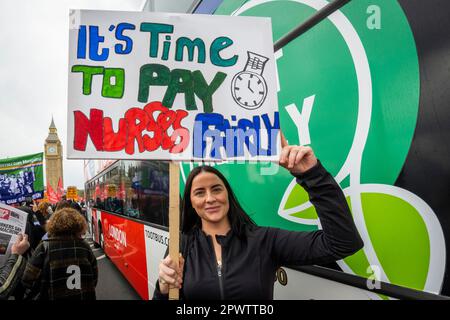 Londra, Regno Unito. 1 maggio 2023. Un lavoratore dell’NHS con un cartello partecipa a una marcia di protesta retributiva dall’ospedale di St Thomas a Trafalgar Square lo stesso giorno in cui gli infermieri del Royal College of Nursing (RCN) sono a metà strada con uno sciopero di 28 ore sulle retribuzioni e le condizioni. Credit: Stephen Chung / Alamy Live News Foto Stock
