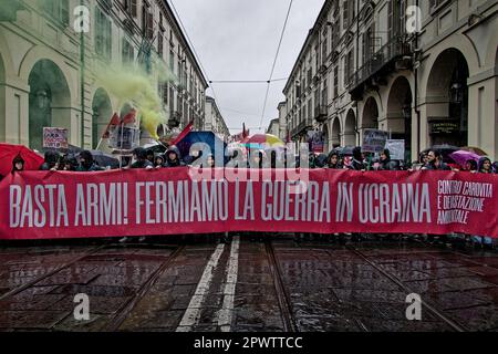 Torino, Italia. 1st maggio, 2023. La sezione sociale protesta contro il commercio di armi durante la sfilata della Giornata del lavoro. Credit: MLBARIONA/Alamy Live News Foto Stock