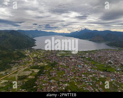 Takengon città in montagna tra terreni agricoli e Laut tawar lago. Sumatra, Indonesia. Foto Stock