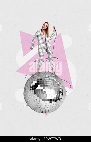 Cartellone fotografico collage di bambina incauto tenere microfono hobby discoteca disco palla isolato su sfondo di colore grigio Foto Stock