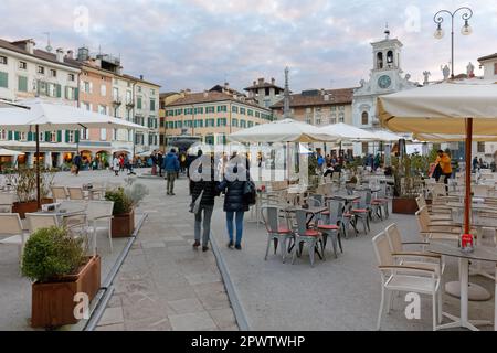 UDINE, Italia - 8 dicembre 2022: Vita cittadina in piazza Matteotti durante una serata invernale Foto Stock