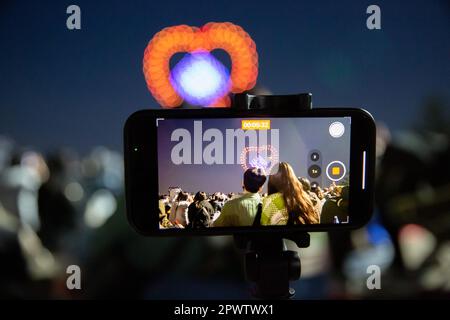 Seul, Corea del Sud. 1st maggio, 2023. La gente guarda uno spettacolo di luci di droni al Parco Ttukseom a Seoul, Corea del Sud, il 1 maggio 2023. Come parte degli eventi di otto giorni della Festa 2023 di Seoul, lunedì sono stati organizzati spettacoli di luci al Parco Ttukseom lungo il fiume Hangang. Credit: Wang Yiliang/Xinhua/Alamy Live News Foto Stock