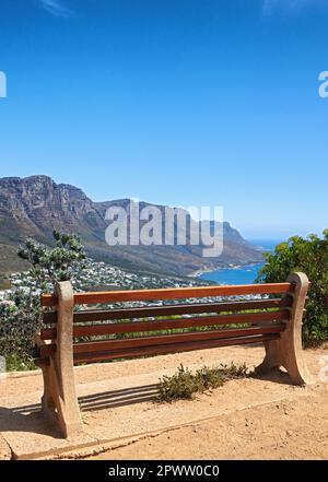 Panca con una vista rilassante da Table Mountain, Città del Capo, Sud Africa, scena rilassante di leoni testa contro il cielo blu. Rilassante luogo di riposo lungo un Foto Stock