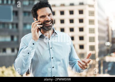 Che cosa posso dire, im il la cosa migliore. un bel uomo d'affari maturo in piedi da solo fuori e utilizzando il suo cellulare Foto Stock