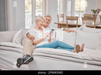 Sono stati due nel loro genere. una coppia anziana che usa un cellulare a casa Foto Stock