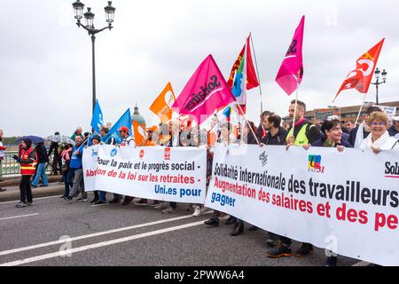 Tolosa, Francia. 01st maggio, 2023. Sciopero e manifestazione il 1st 2023 maggio, 13th° giorno di mobilitazione contro la riforma pensionistica, Festa del lavoro, su invito dell'interUnione. Francia, Tolosa il 1st 2023 maggio. Foto di Patricia Huchot-Boissier/ABACAPRESS.COM Credit: Abaca Press/Alamy Live News Foto Stock