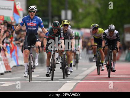 Hesse, Francoforte sul meno, Germania. 01 maggio 2023. Ciclismo: UCI WorldTour - Eschborn-Francoforte, (203,80 km), uomini. Sören Kragh Andersen (l) dalla Danimarca del Team Alpecin Deceuninck allieta dopo la sua vittoria al traguardo. Foto: Arne Dedert/dpa Foto Stock