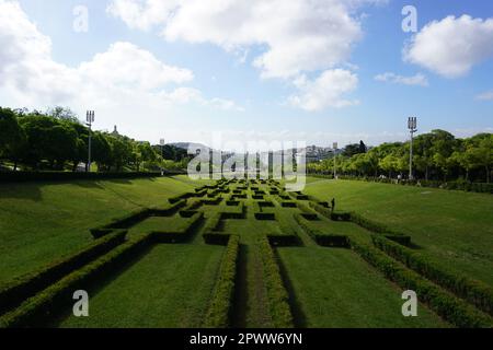 Vista del Parco Giardino Eduardo VII con il fiume Tago alla fine, Lisbona, Portogallo, Europa Foto Stock