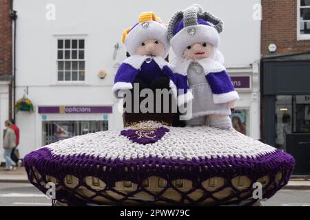 Henley-on-Thames, Oxfordshire, Regno Unito. 1st maggio, 2023. Un bel coprimaterasso per la casella postale per le celebrazioni di incoronazione in cima ad una delle caselle di posta Olypmian oro in Henley. La città è sede del prestigioso Leander Club, che ha formato più di 100 vogatori vincitori della medaglia olimpica. Credit: Maureen McLean/Alamy Live News Foto Stock