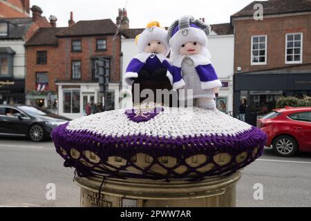 Henley-on-Thames, Oxfordshire, Regno Unito. 1st maggio, 2023. Un bel coprimaterasso per la casella postale per le celebrazioni di incoronazione in cima ad una delle caselle di posta Olypmian oro in Henley. La città è sede del prestigioso Leander Club, che ha formato più di 100 vogatori vincitori della medaglia olimpica. Credit: Maureen McLean/Alamy Live News Foto Stock