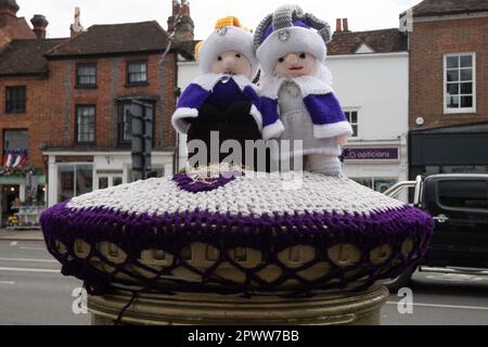 Henley-on-Thames, Oxfordshire, Regno Unito. 1st maggio, 2023. Un bel coprimaterasso per la casella postale per le celebrazioni di incoronazione in cima ad una delle caselle di posta Olypmian oro in Henley. La città è sede del prestigioso Leander Club, che ha formato più di 100 vogatori vincitori della medaglia olimpica. Credit: Maureen McLean/Alamy Live News Foto Stock