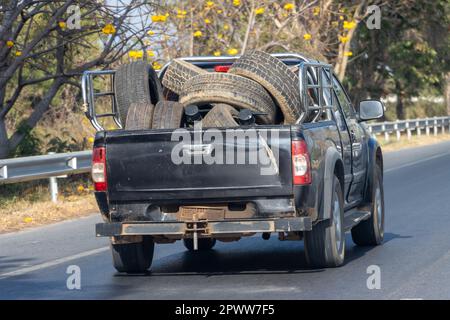 Trasporto di vecchi pneumatici su un autocarro con pickup, Thailandia Foto Stock