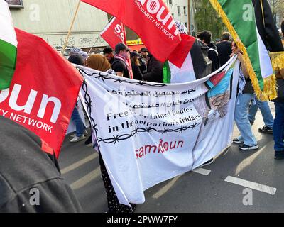 Berlino, Germania. 01st maggio, 2023. I partecipanti si riuniscono con bandiere e striscioni prima dell'inizio della dimostrazione per il cosiddetto Maggio rivoluzionario a Berlino-Neukölln. Credit: Andreas Rabenstein/dpa/Alamy Live News Foto Stock