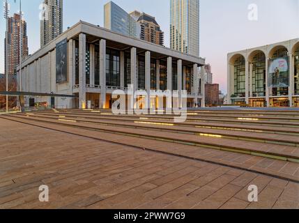 Lincoln Center all'alba: David H. Kock Theater, su Josie Robertson Plaza, con il Metropolitan Opera House sulla destra (2017). Foto Stock