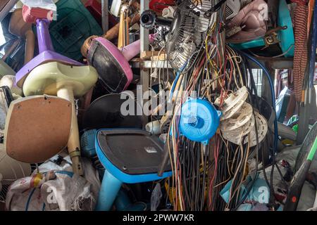 Molti materiali e parti per la riparazione di una ventola in officina Foto Stock