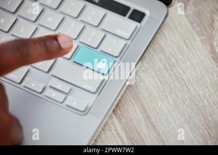 Chiamalo barre di scassinatore per i tuoi dati. un uomo irriconoscibile che utilizza una tastiera con un'icona a forma di lucchetto sul tasto Foto Stock