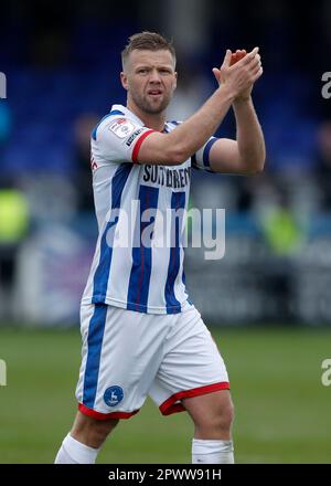 Nicky Featherstone di Hartlepool United applaude i tifosi che hanno seguito la partita della Sky Bet League Two al Suit Direct Stadium di Hartlepool. Data immagine: Sabato 29 aprile 2023. Foto Stock