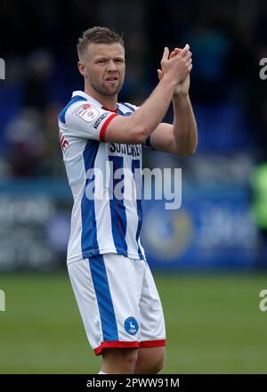 Nicky Featherstone di Hartlepool United applaude i tifosi che hanno seguito la partita della Sky Bet League Two al Suit Direct Stadium di Hartlepool. Data immagine: Sabato 29 aprile 2023. Foto Stock