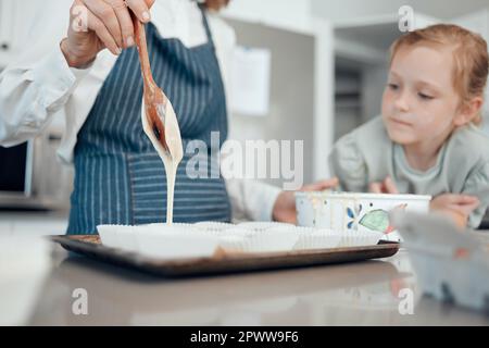 E proprio come la magia, si trasformeranno in una delizia. Primo piano di una nonna che cuoce con la nonna a casa Foto Stock