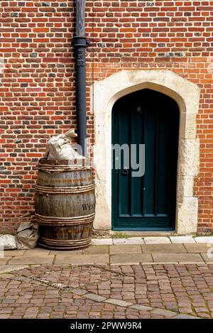 Vecchio cavallo ingresso con barile di vino in legno in mostra - patrimonio inglese annata sfondo - Barrel di fronte alla porta d'ingresso Foto Stock