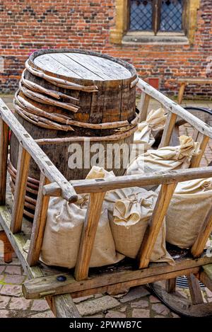 Carretto di legno vecchio trainato da cavalli con barile di vino in esposizione - sfondo annata patrimonio inglese - Barrel su carrello Foto Stock