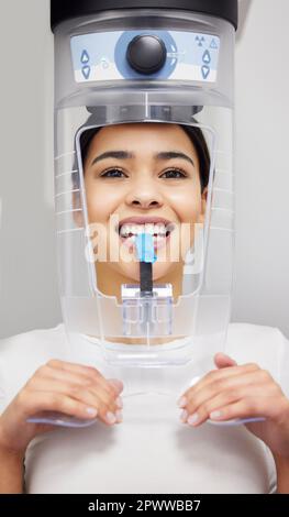 I raggi X sono una procedura standard presso il dentista. una giovane donna che utilizza una macchina a raggi x in un ufficio dentistico Foto Stock