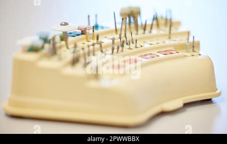 Prossimamente a una pulizia dei denti vicino a te. vari attrezzi per la pulizia dei denti su un tavolo in un ufficio dentistico Foto Stock