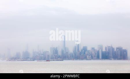 New York, USA - 26 aprile 2022: Skyline di New York in una giornata di nebbia, USA Foto Stock