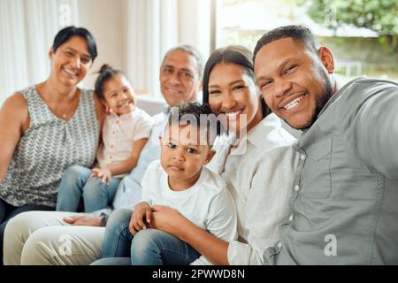 Generazioni di genitori amorevoli. Ritratto di una famiglia con i loro nonni che si legano insieme sul divano a casa Foto Stock