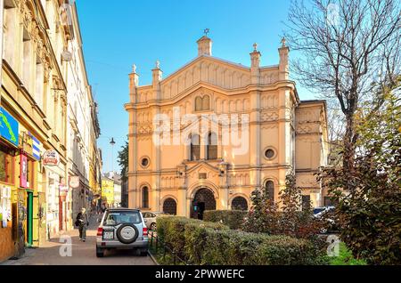 Cracovia, Polonia - 21 ottobre 2012: Il tempio ebraico si trova nell'ex quartiere ebraico Kazimierz. Oggi il Kazimierz di Cracovia è diventato il n Foto Stock