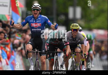 Hesse, Francoforte sul meno, Germania. 01 maggio 2023. Ciclismo: UCI WorldTour - Eschborn-Francoforte, (203,80 km), uomini. Sören Kragh Andersen (l) dalla Danimarca del Team Alpecin Deceuninck allieta dopo la sua vittoria al traguardo. Foto: Arne Dedert/dpa Foto Stock