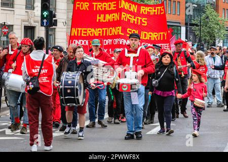 Londra, Regno Unito. 01st maggio, 2023. La marcia annuale del giorno di maggio si svolge da Clerkenwell attraverso il centro di Londra fino a Trafalgar Square, dove si uniscono altre proteste correlate per i discorsi dei leader sindacali e di altri, tra cui Mick Lynch. Credit: Imageplotter/Alamy Live News Foto Stock