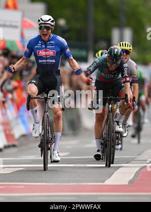 Hesse, Francoforte sul meno, Germania. 01 maggio 2023. Ciclismo: UCI WorldTour - Eschborn-Francoforte, (203,80 km), uomini. Sören Kragh Andersen (l) dalla Danimarca del Team Alpecin Deceuninck allieta dopo la sua vittoria al traguardo accanto al secondo posto Patrick Konrad (M) dall’Austria del Team Bora-hansgrohe e terzo posto Alessandro fedeli (r) dall’Italia della Q36,5 Pro CyclingTeam. Foto: Arne Dedert/dpa Foto Stock