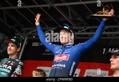 Hesse, Francoforte sul meno, Germania. 01 maggio 2023. Ciclismo: UCI WorldTour - Eschborn-Francoforte, (203,80 km), uomini. Sören Kragh Andersen (M) dalla Danimarca del Team Alpecin Deceuninck è felice dopo la sua vittoria alla cerimonia di premiazione accanto al traguardo a fianco del secondo classificato Patrick Konrad (l) dall’Austria del Team Bora-hansgrohe e del terzo classificato Alessandro fedeli (r) dall’Italia della Q36,5 Pro CyclingTeam. Foto: Arne Dedert/dpa Foto Stock