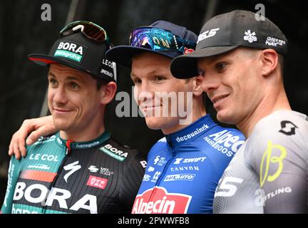 Hesse, Francoforte sul meno, Germania. 01 maggio 2023. Ciclismo: UCI WorldTour - Eschborn-Francoforte, (203,80 km), uomini. Il secondo classificato austriaco Patrick Konrad (l-r) del Team Bora-hansgrohe, il vincitore danese Sören Kragh Andersen del Team Alpecin Deceuninck e il terzo classificato italiano Alessandro fedeli del Q36,5 Pro CyclingTeam si riuniscono alla cerimonia di premiazione. Foto: Arne Dedert/dpa Foto Stock