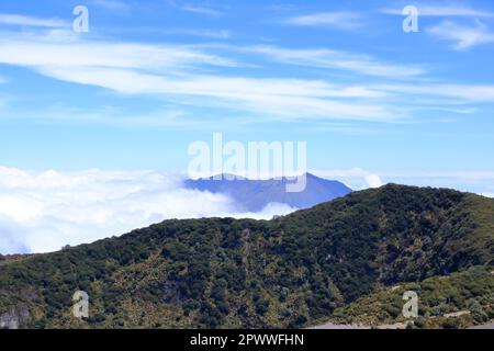 Vista del Parco Nazionale del Vulcano razu sullo sfondo il Vulcano Turrialba, Cartago, Costa Rica, America Centrale. Foto Stock