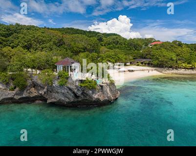 Un'immagine aerea di un elegante Salagdoong Beach Resort con vista mare di Tiny Island. Siquijor, Filippine. Foto Stock