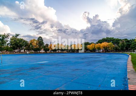 grande piscina all'aperto sgocciolato nel centro benessere. Foto Stock