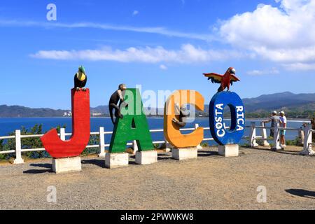 6 2023 marzo - Jaco in Costa Rica: Un segno colorato accoglie le persone a Jaco, una famosa città balneare sulla costa del Pacifico della Costa Rica in America Centrale Foto Stock