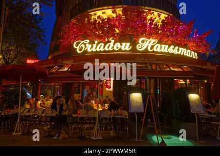 Il ristorante Triadou Haussmann, tradizionale Brasserie Parigina di notte. Si trova sul boulevard Haussmann. Parigi, Francia. Foto Stock