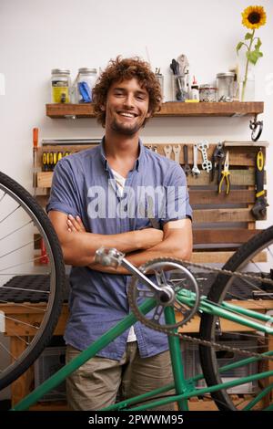 Risolvere le cose è quello che faccio meglio. un giovane e sicuro riparatore di biciclette Foto Stock