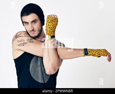 Pronti per la battaglia. Studio di un giovane artista marziale che pratica Foto Stock