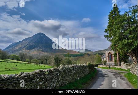 Mellbreak e la chiesa di San Bartolomeo, vicino a Loweswater, Lake District, Cumbria Foto Stock