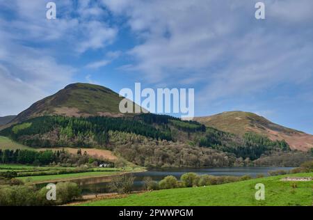 Carling Knott e Burnbank caddero sopra Loweswater, Lake District, Cumbria Foto Stock